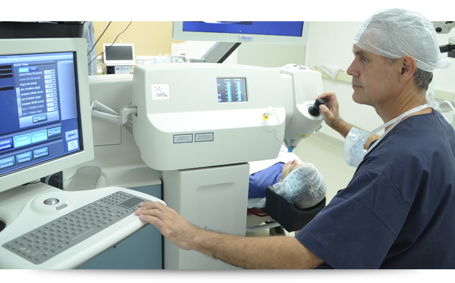 Médico especialista en oftalmología por la Universidad de Buenos Aires (UBA) desde 1982